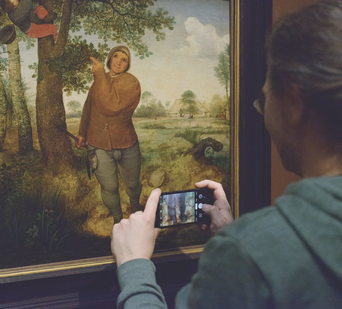Pieter Bruegel the Elder’s The Peasant and the Nest Robber (1568) with gesture-controlled multimedia guide at the Kunsthistorisches Museum in Vienna © Sabine Gruber/Arches
