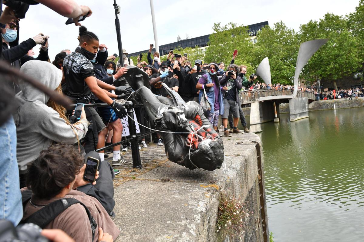 Protesters throw a statue of Edward Colston into Bristol harbour during a Black Lives Matter protest in 2020
Photo: PA Images / Alamy Stock Photo