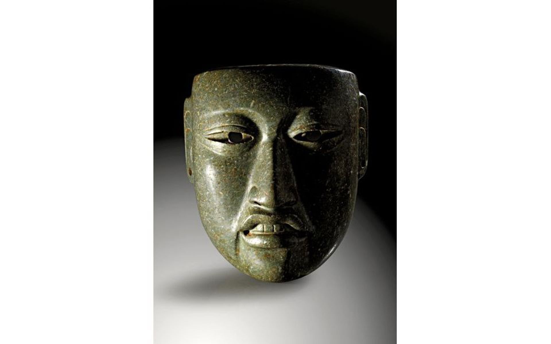 在格哈德·赫希·纳赫弗尔杰(Gerhard Hirsch Nachfolger)出售的一副绿色软玉奥尔梅克面具，描绘的是一位高官，大约在公元前1500-600年，但没有达到底价
