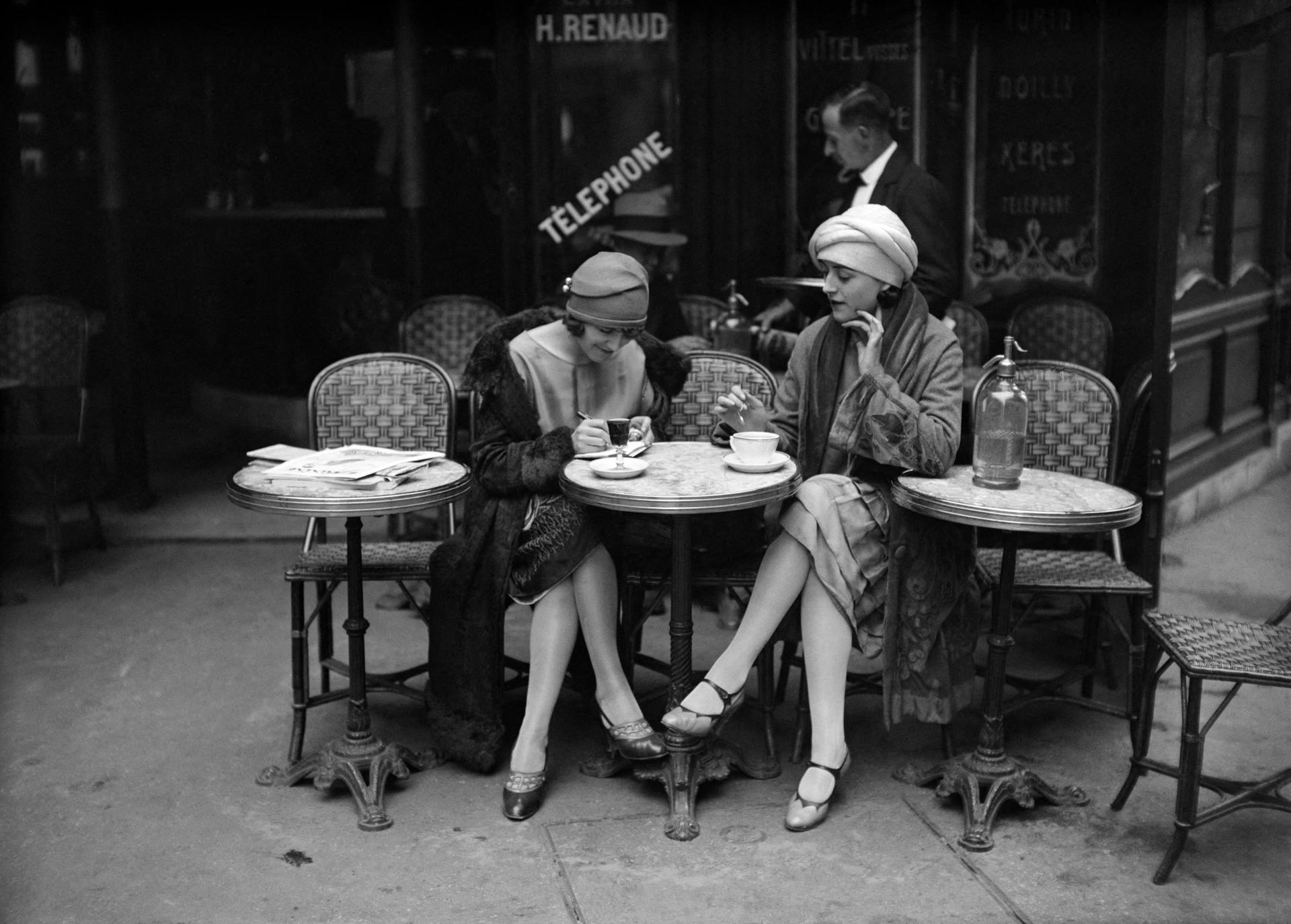 Solita Solano and Djuna Barnes photographed in Paris in 1925 by Maurice-Louis Branger © Maurice-Louis Branger / Roger-Viollet
