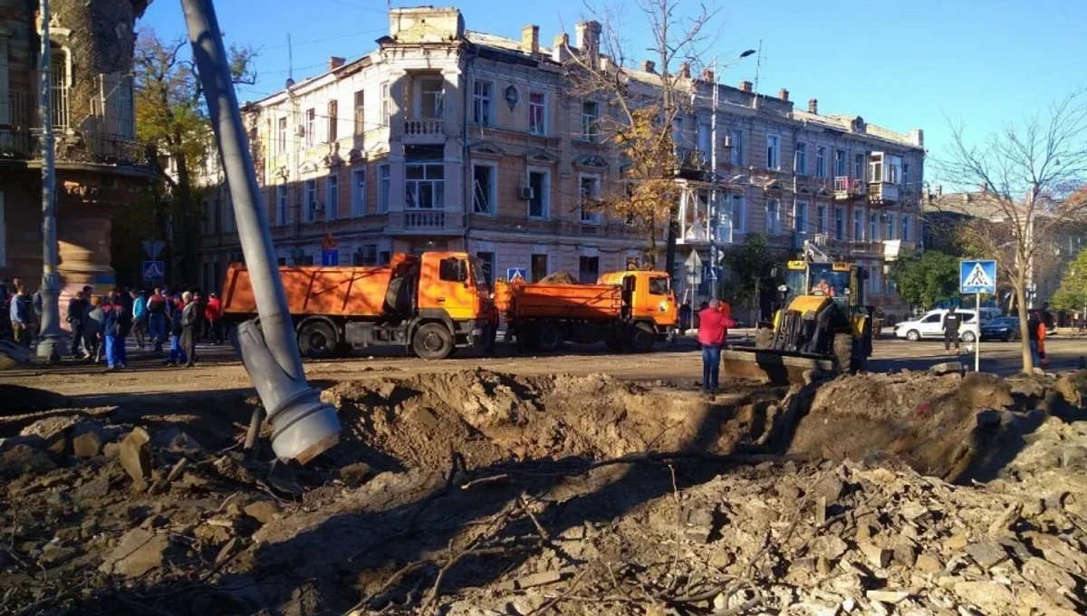 A missile hit the road in front of the Odesa Fine Art Museum in November 2023 © Photo: Ukrainian World Congress