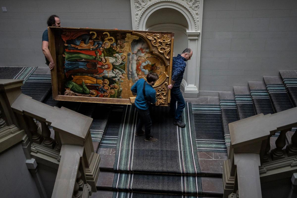 Workers move the Annunciation to the Blessed Virgin of the Bohorodchany Iconostasis in the Andrey Sheptytsky National Museum, Lviv, on 4 March 2022, as part of safety preparations
Bernat Armangue, Copyright: 2022 The Associated Press