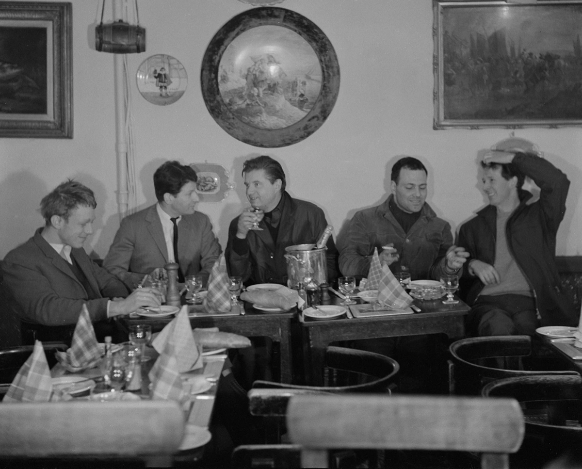 Group portrait of painters (left to right) Timothy Behrens, Lucian Freud, Francis Bacon, Frank Auerbach and Michael Andrews at Wheelers Restaurant in Soho, London, 1963 © John Deakin / John Deakin Archive / Bridgeman Images