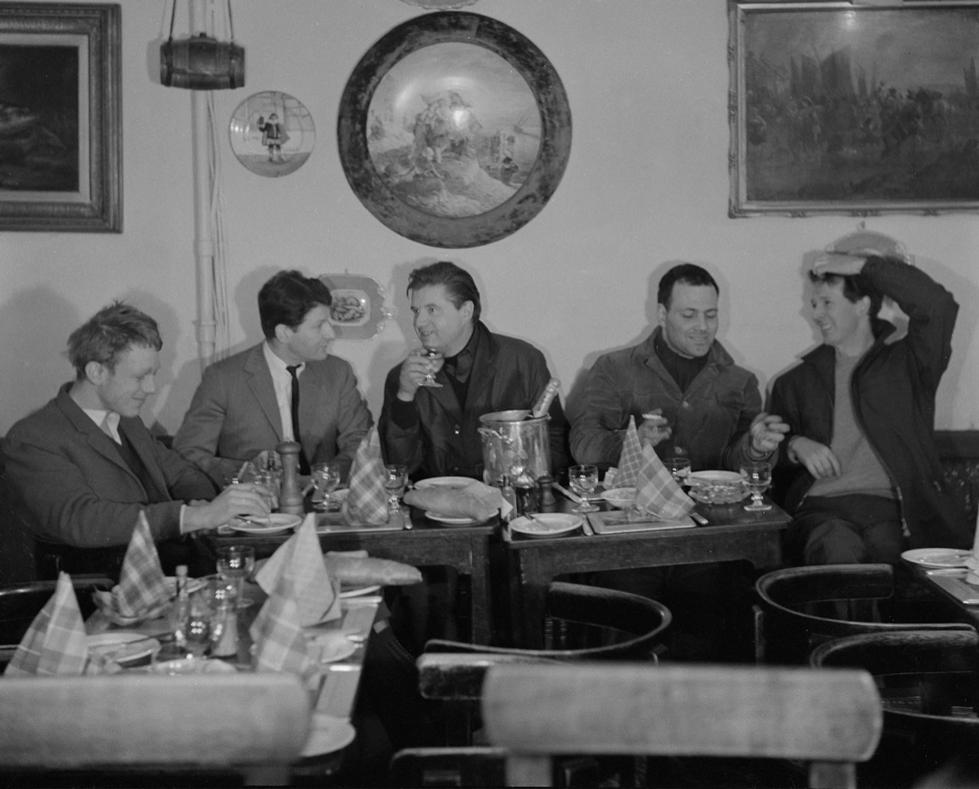 Group portrait of painters (left to right) Timothy Behrens, Lucian Freud, Francis Bacon, Frank Auerbach and Michael Andrews at Wheelers Restaurant in Soho, London, 1963 © John Deakin / John Deakin Archive / Bridgeman Images