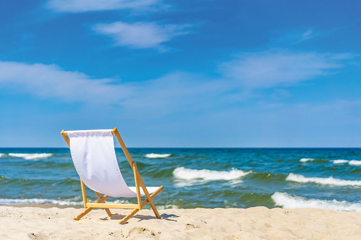 Life’s a beach? For some dealers, it is business as usual during the summer holiday season
Photo: Jacek Chabraszewski