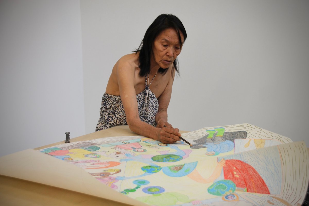 Shuvinai Ashoona working on a drawing in 2022 Photo: Hadani Ditmars