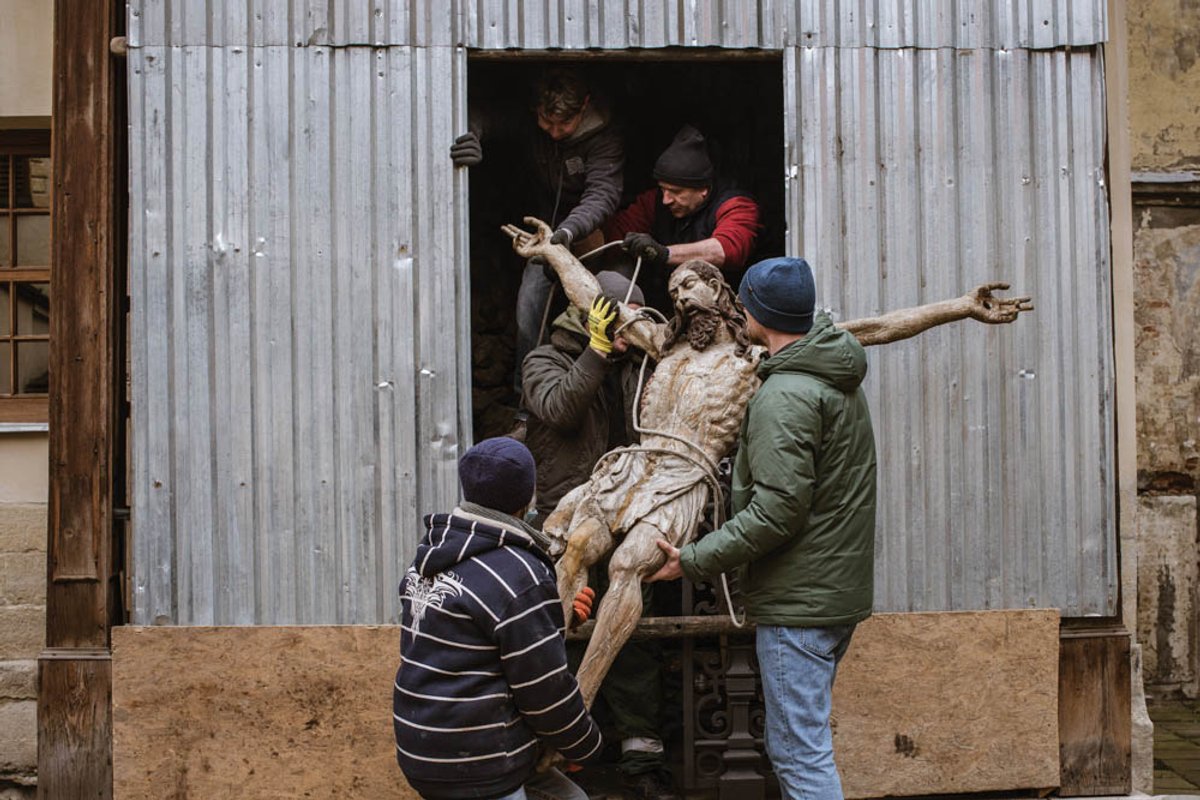 A wooden statue of Christ is removed from the Armenian Cathedral in Lviv for safekeeping; it was last hidden during the Second World War Photo: @TimLeBerre