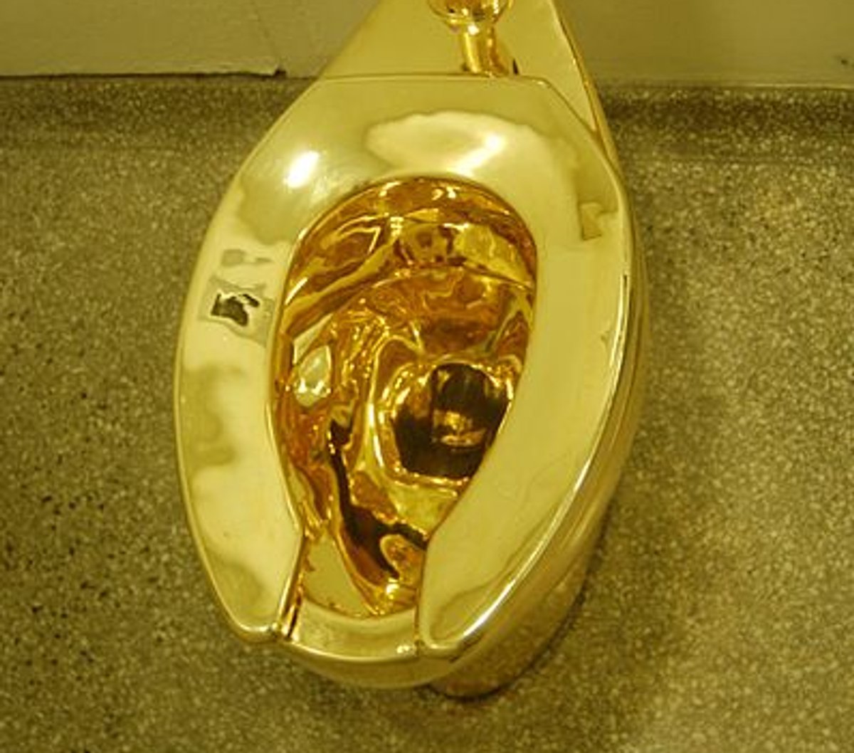 Cattelan’s fully functioning 18-carat gold lavatory was removed from Blenheim Palace on 14 September 2019
America, 2016. Wikimedia commons
