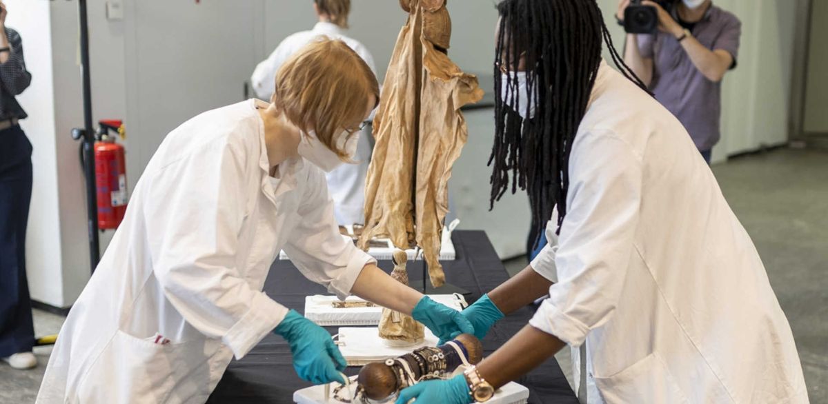 Restorers Eva Ritz and Johanna Ndahekelekwa Nghishiko, who are involved in the project Confronting Colonial Pasts, Envisioning Creative Futures, preparing objects for their trip to Namibia Photo: © SPK / photothek.net / Thomas Imo