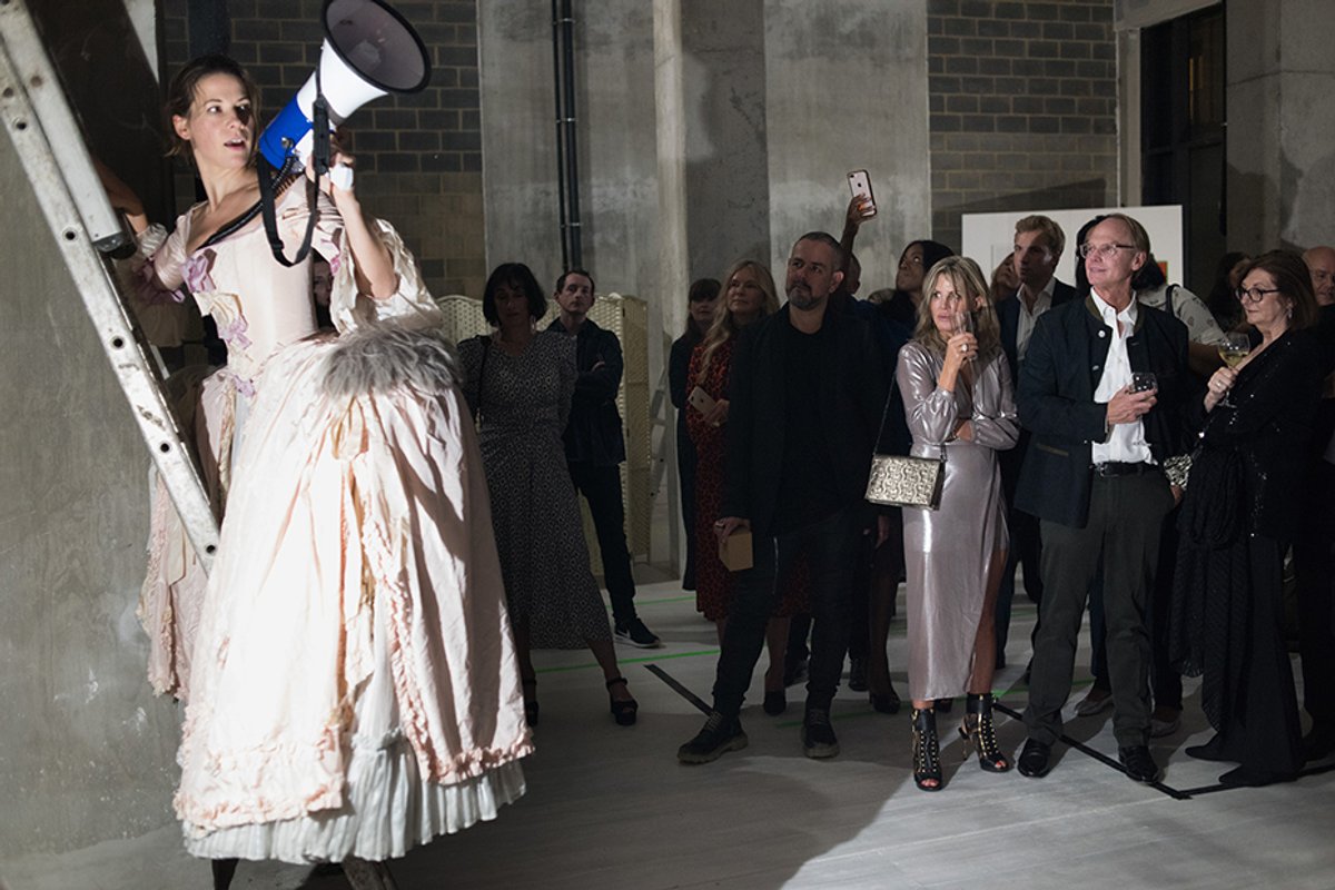 Sophie Jung performs at the 40th birthday dinner of Matt's Gallery © Dafydd jones