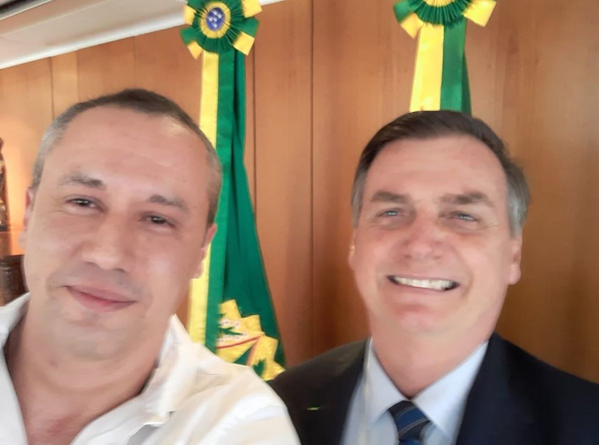 Theatre director Roberto Alvim in a selfie with Jair Bolsonaro, posted on Alvim's Facebook page on 17 June 