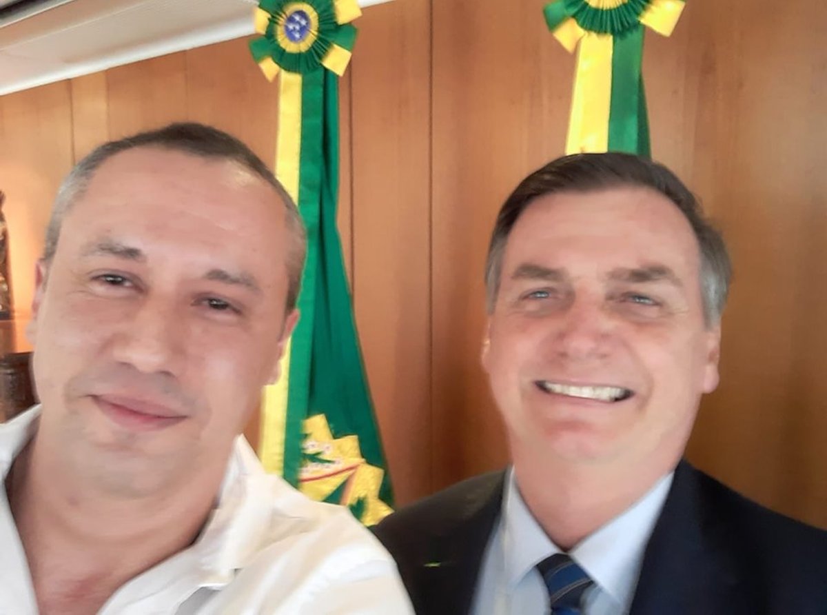Theatre director Roberto Alvim in a selfie with Jair Bolsonaro, posted on Alvim's Facebook page on 17 June