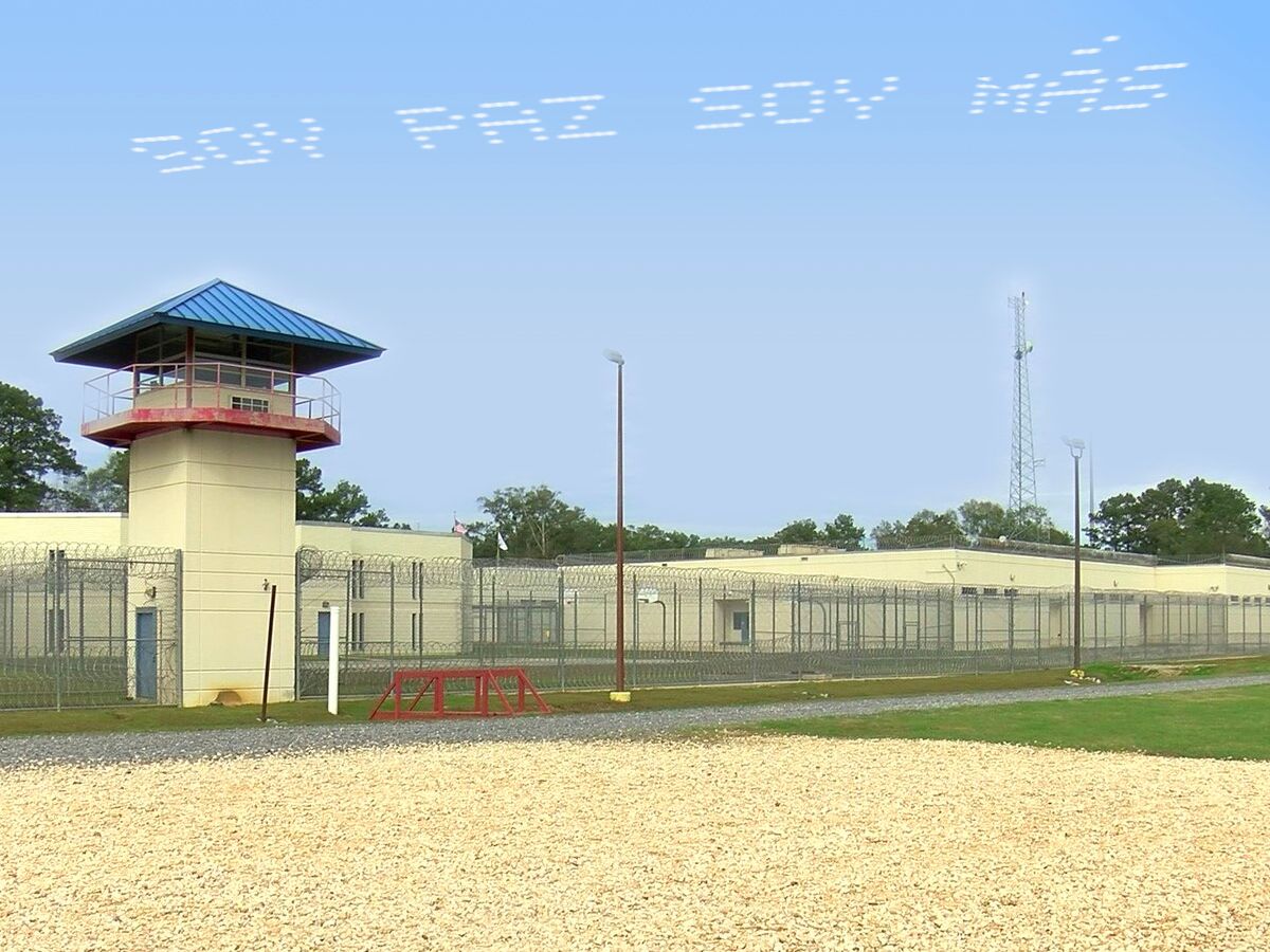 Maria Gaspar, Soy Paz Soy Mas at the Coastal Bend Detention Center in Texas. Captured via 4th Wall, a free public AR app. 