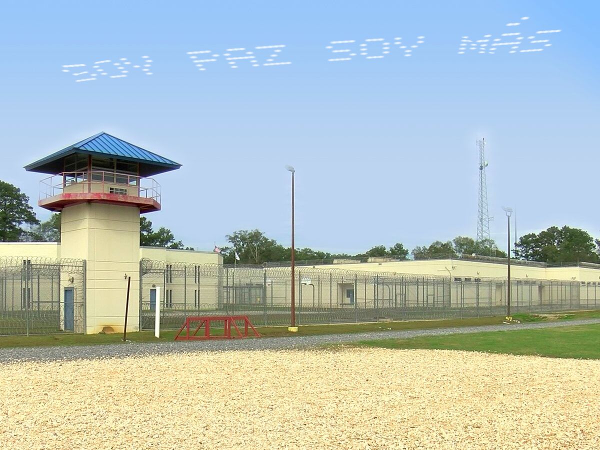 Maria Gaspar, Soy Paz Soy Mas at the Coastal Bend Detention Center in Texas. Captured via 4th Wall, a free public AR app.