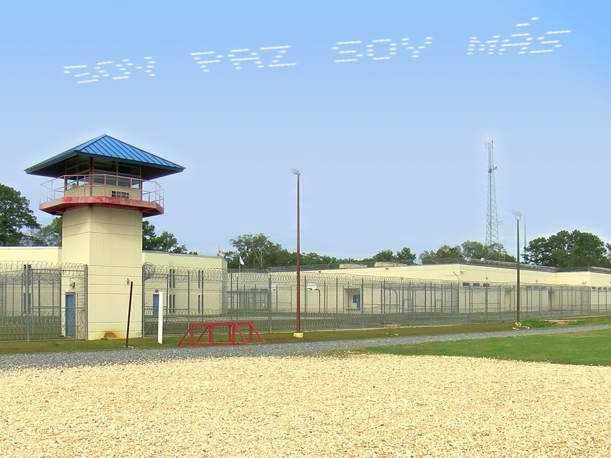 Maria Gaspar, Soy Paz Soy Mas at the Coastal Bend Detention Center in Texas. Captured via 4th Wall, a free public AR app.