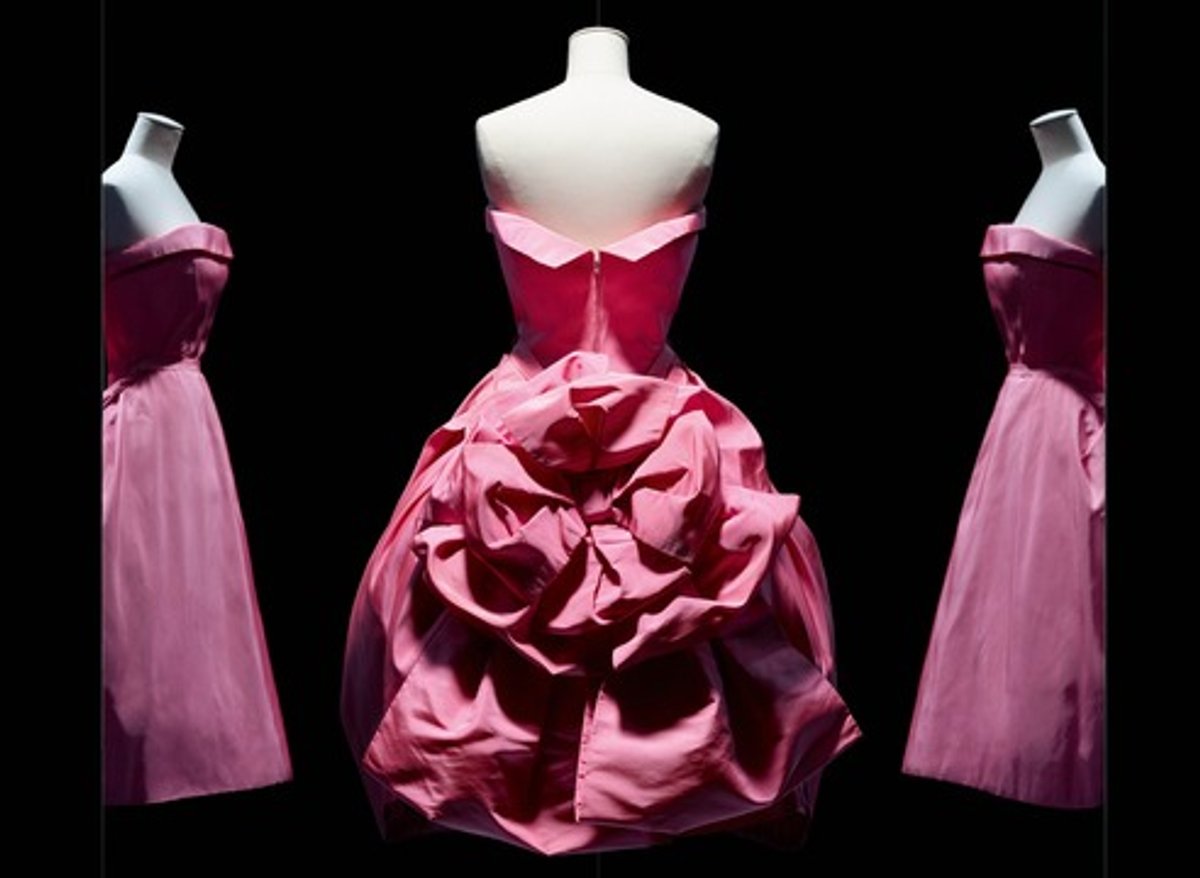 Christian Dior, Opéra Bouffe gown, Haute Couture, Fall-Winter 1956, Aimant line Short evening gown in silk faille by Abraham, Paris, Dior Héritage (© Photo Les Arts Décoratifs / Nicholas Alan Cope)