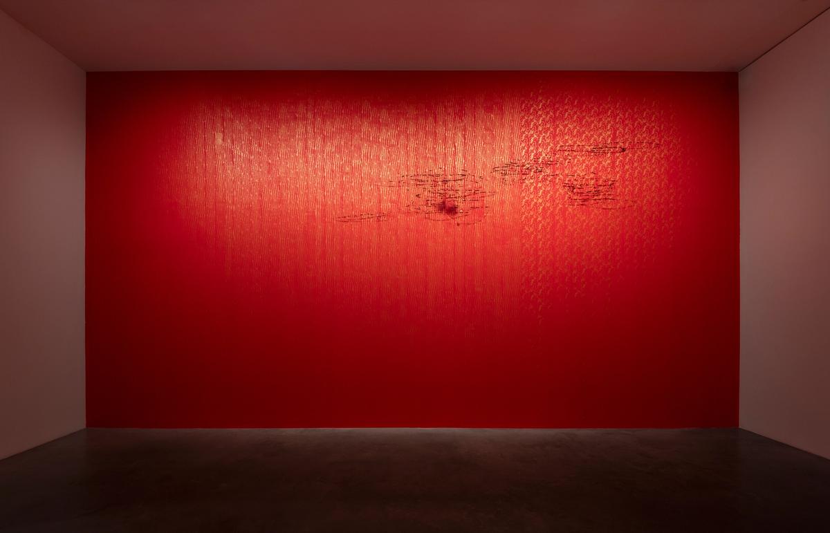 David Hammons, Untitled from Flight Fantasy series (1995), is on display at Tate Modern © David Hammons. Photo © Tate (Oliver Cowling)