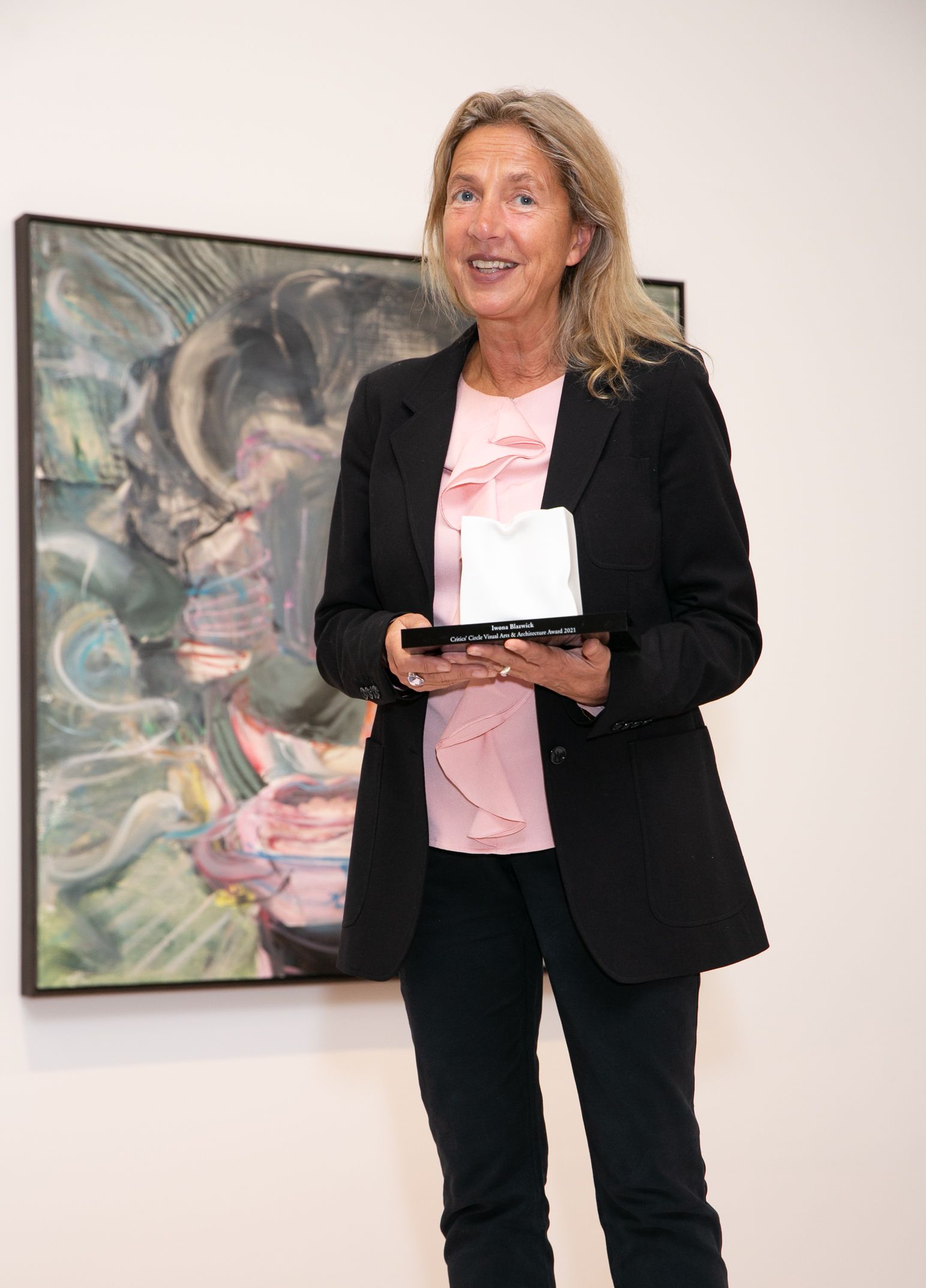 Iwona Blazwick receiving the 2022 Critics' Circle Visual Arts and Architecture award © Piers Allardyce