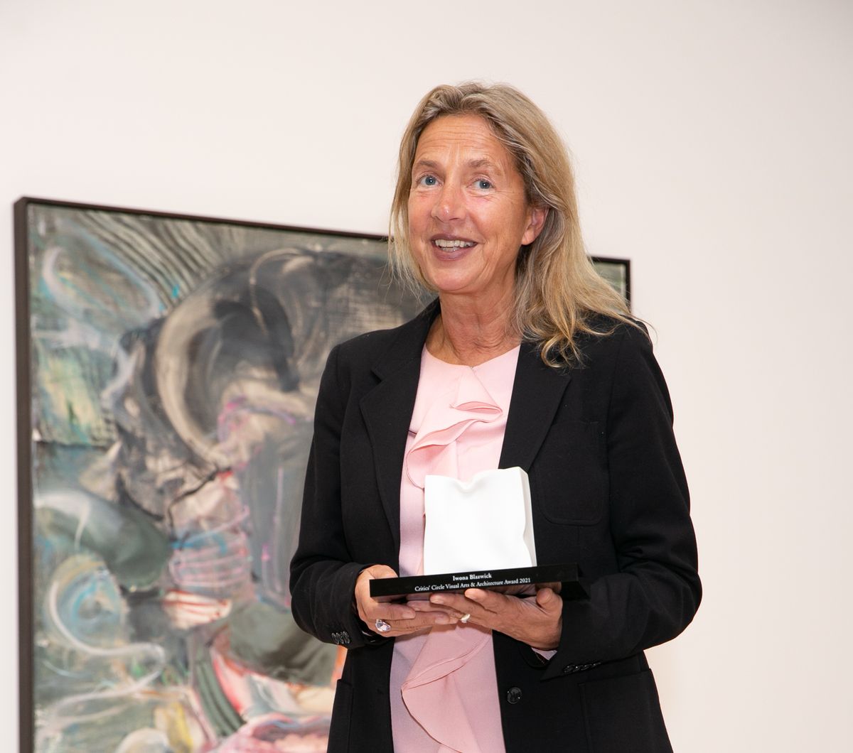 Iwona Blazwick receiving the 2022 Critics' Circle Visual Arts and Architecture award © Piers Allardyce