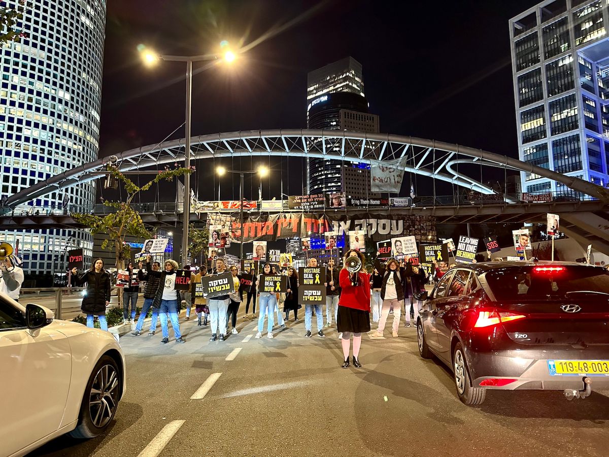 Protesters on Derech Menachem Begin in Tel Aviv Photo by Tomer Sapir