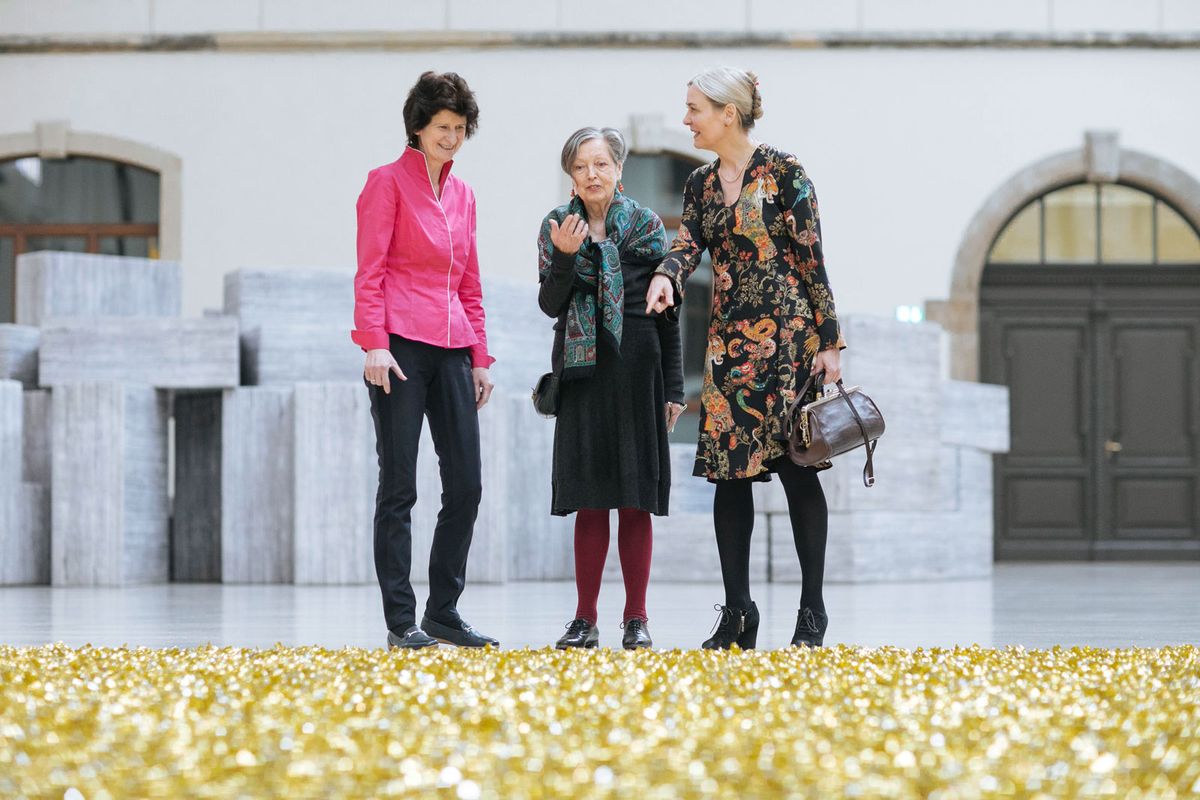 Eva-Maria Stange, Erika Hoffmann und Marion Ackermann with Untitled by Félix González-Torres SKD, Oliver Killig