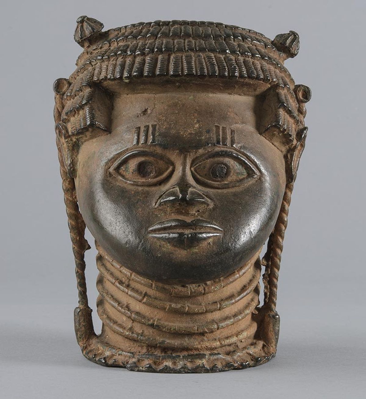 A brass commemorative head currently held in the University of Cambridge's Museum of Archaeology and Anthropology

Courtesy of the Museum of Archaeology and Anthropology