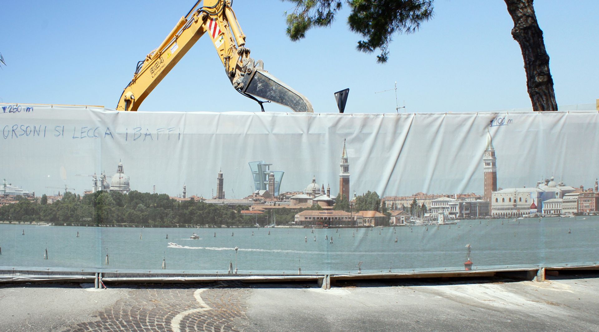 A photomontage of what the “Tower of Light” proposed by Pierre Cardin for the mainland behind Venice would have looked like from the Lido.  This 2013 project was supported by the then mayor of the city, Giorgio Orsoni. Fortunately, it was withdrawn, although not quite killed Photomontage and photo by Leo Schubert
