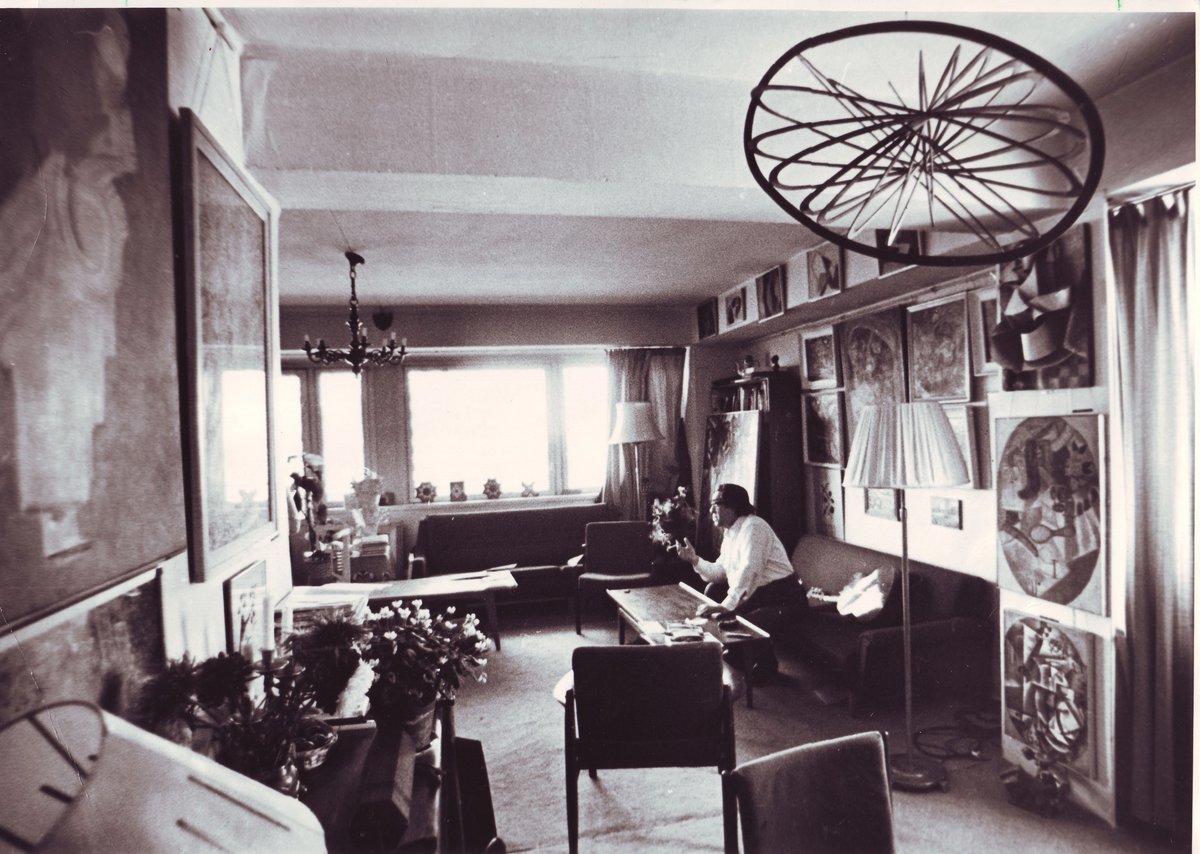 George Costakis in his apartment on Vernadsky avenue, Moscow in the mid-1970s
Photo: Igor Palmin