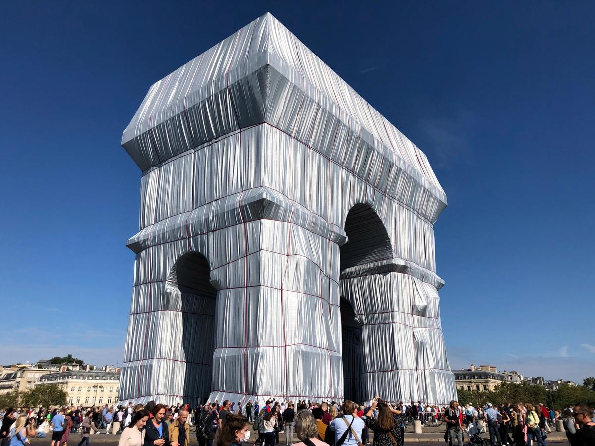 Christo and Jeanne-Claude’s L'Arc de Triomphe, Wrapped in Paris Photo: Ben Luke
