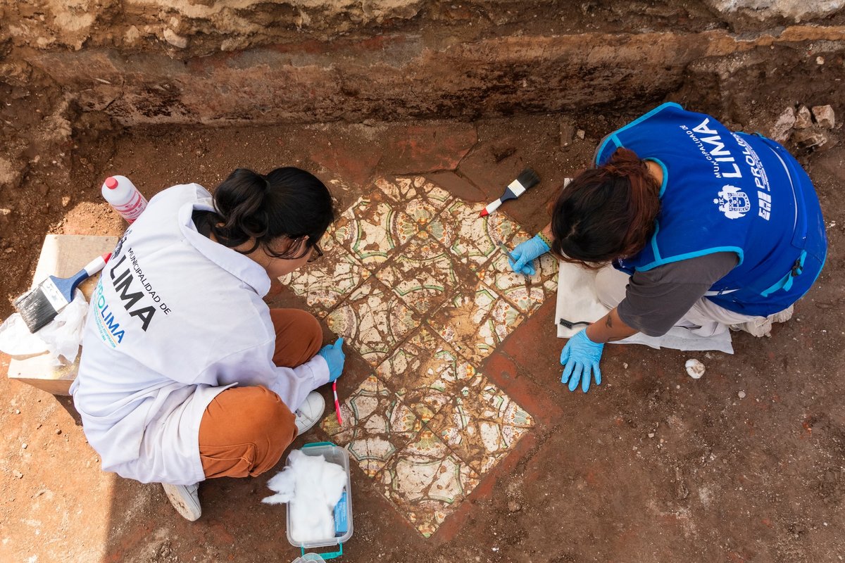 Archaeologists cleaning the newly discovered Valencian tiles that covered the floor of Lima’s Hospital and Church of the Holy Spirit Courtesy Prolima