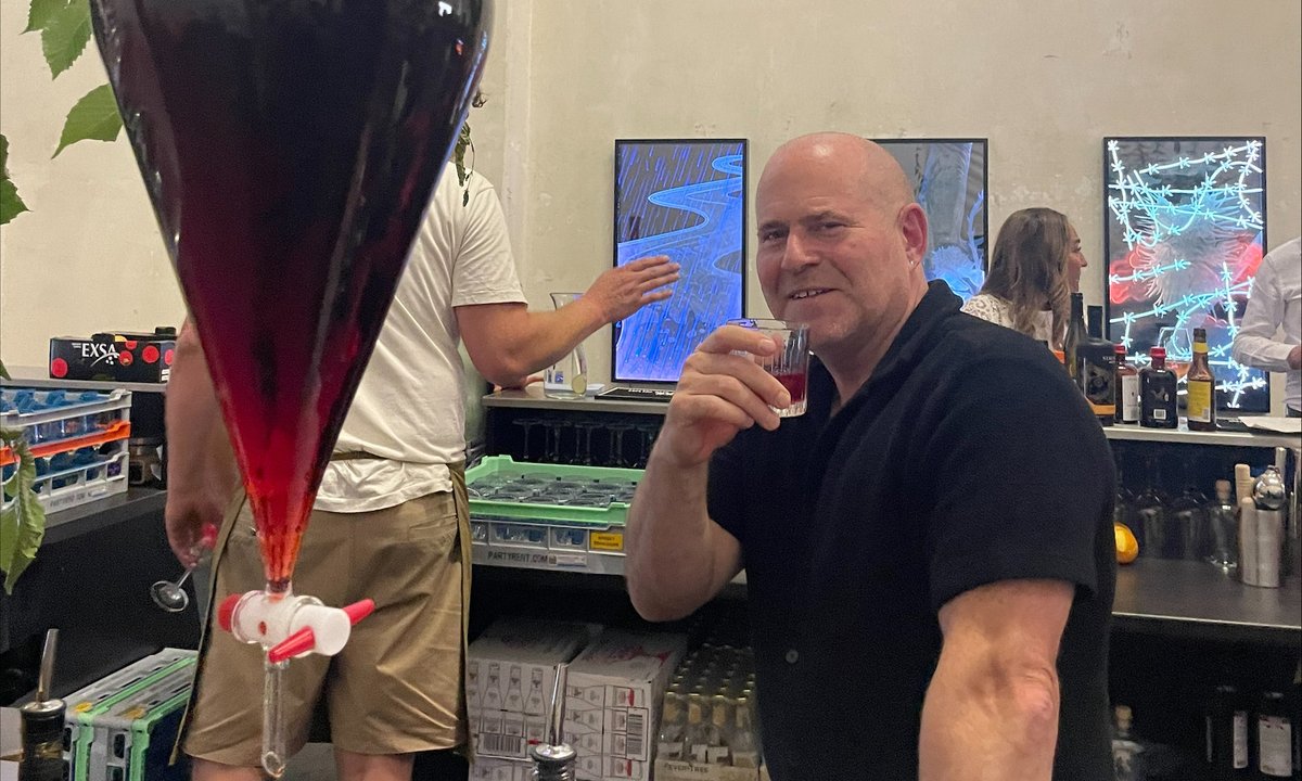 Marc Spiegler turns bartender, Fondation Beyeler will get the painters in, and guests mistake activists for artists Marc Spiegler turns bartender, Fondation Beyeler will get the painters in, and guests mistake activists for artists