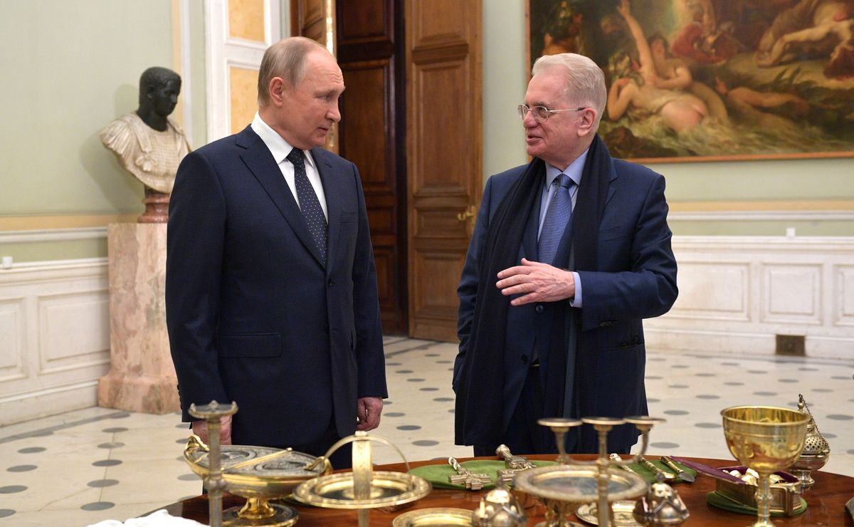 Vladimir Putin with Mikhail Piotrovsky, the director general of the State Hermitage Museum, St Petersburg Credit: Kremlin.ru