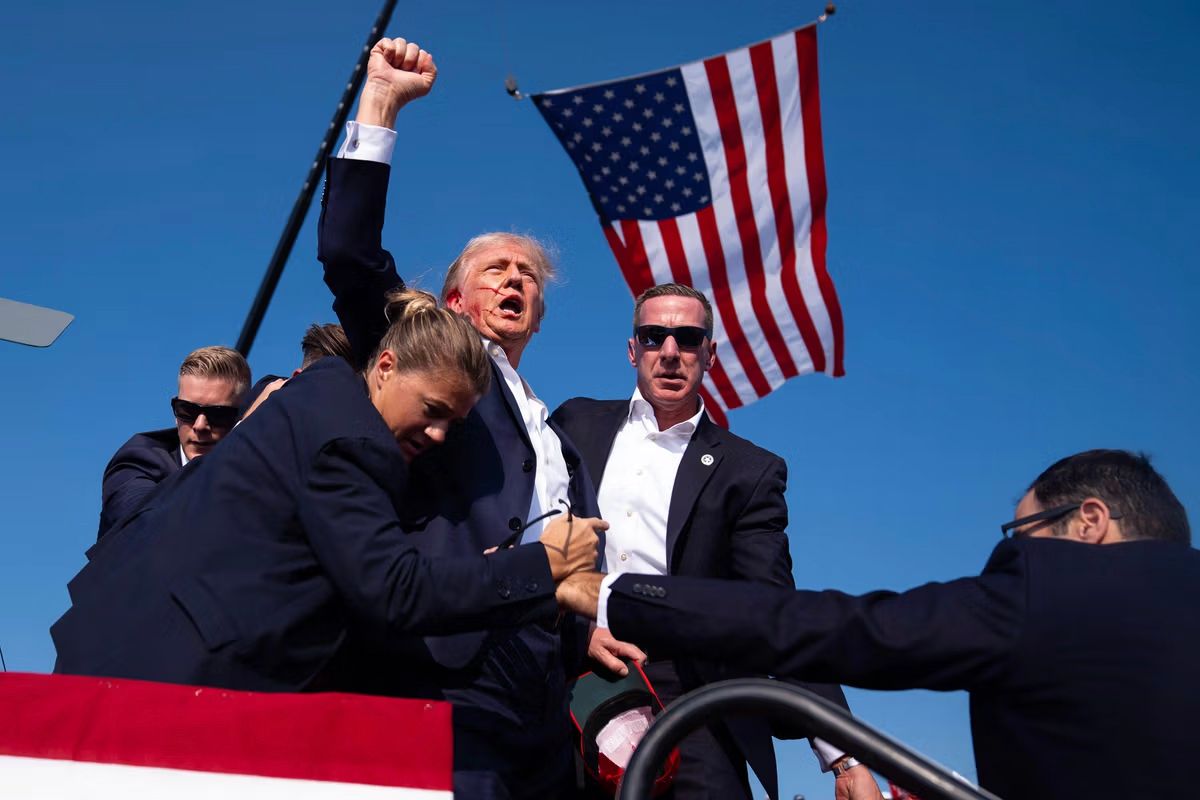 President Donald Trump surrounded by US Secret Service agents at a campaign rally in Pennsylvania

Photo: Associated Press / Alamy Stock Photo