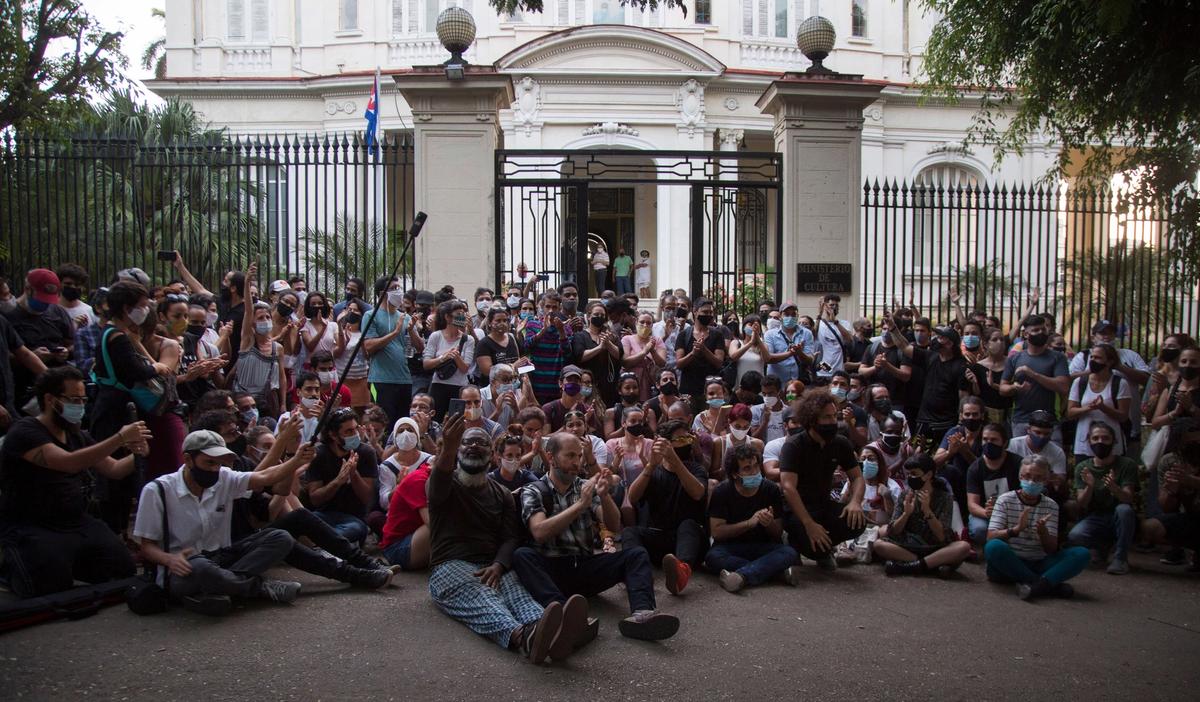 Young artists protest in front of the doors of the Ministry of Culture, in Havana, Cuba, on 27 November AP Photo/Ismael Francisco