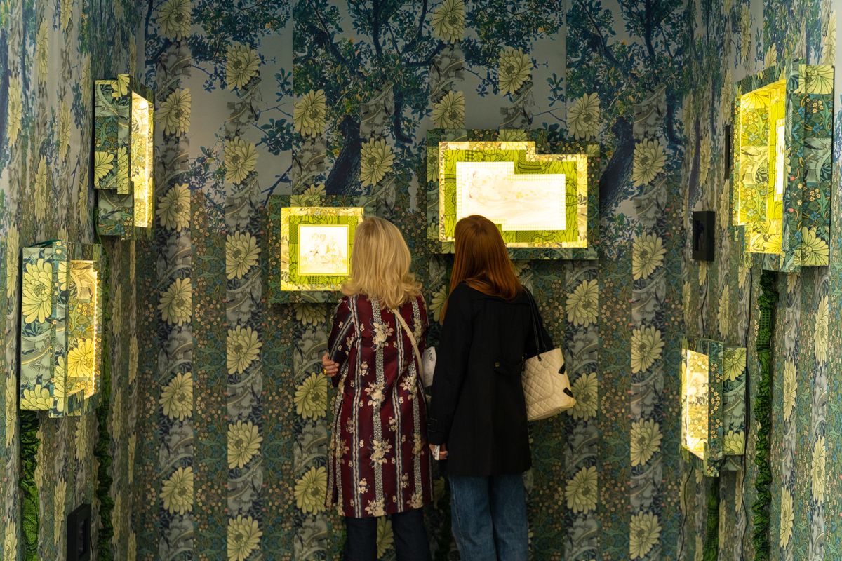 Ruth Owens works at the Voltz Clarke Gallery stand Photo: Steven Molina Contreras