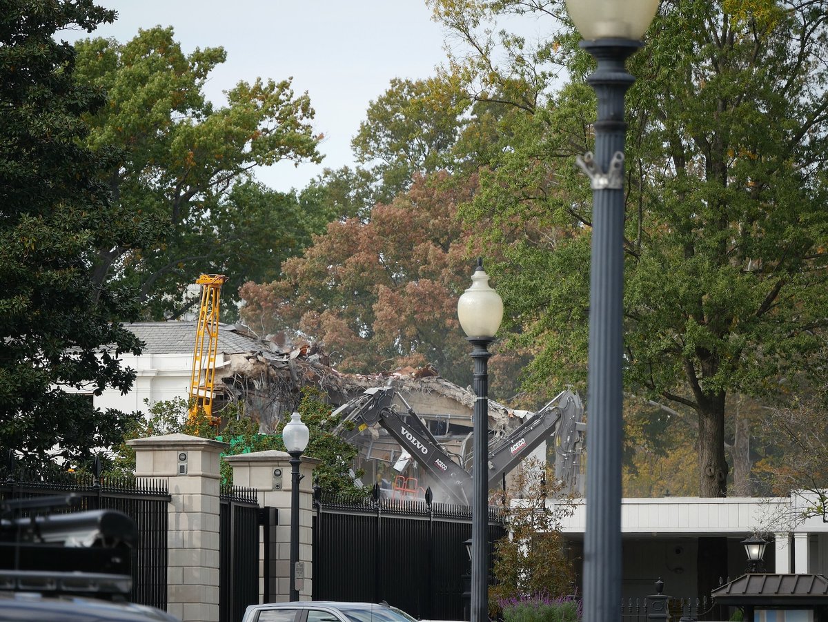 The demolition of the White House's East Wing underway on 21 October 2025 Photo by Sizzlipedia, via Wikimedia Commons