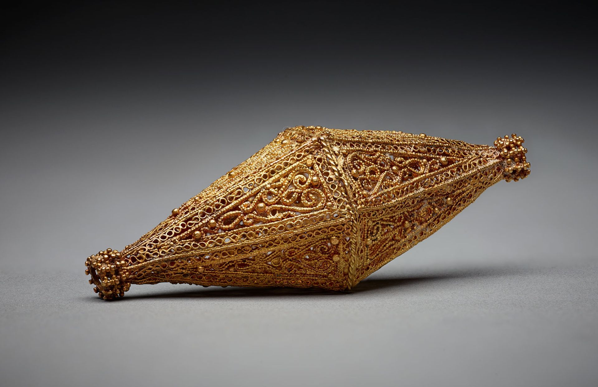 Bioconical bead, Egypt or Syria (10th-11th century) Aga Khan Museum, Toronto
