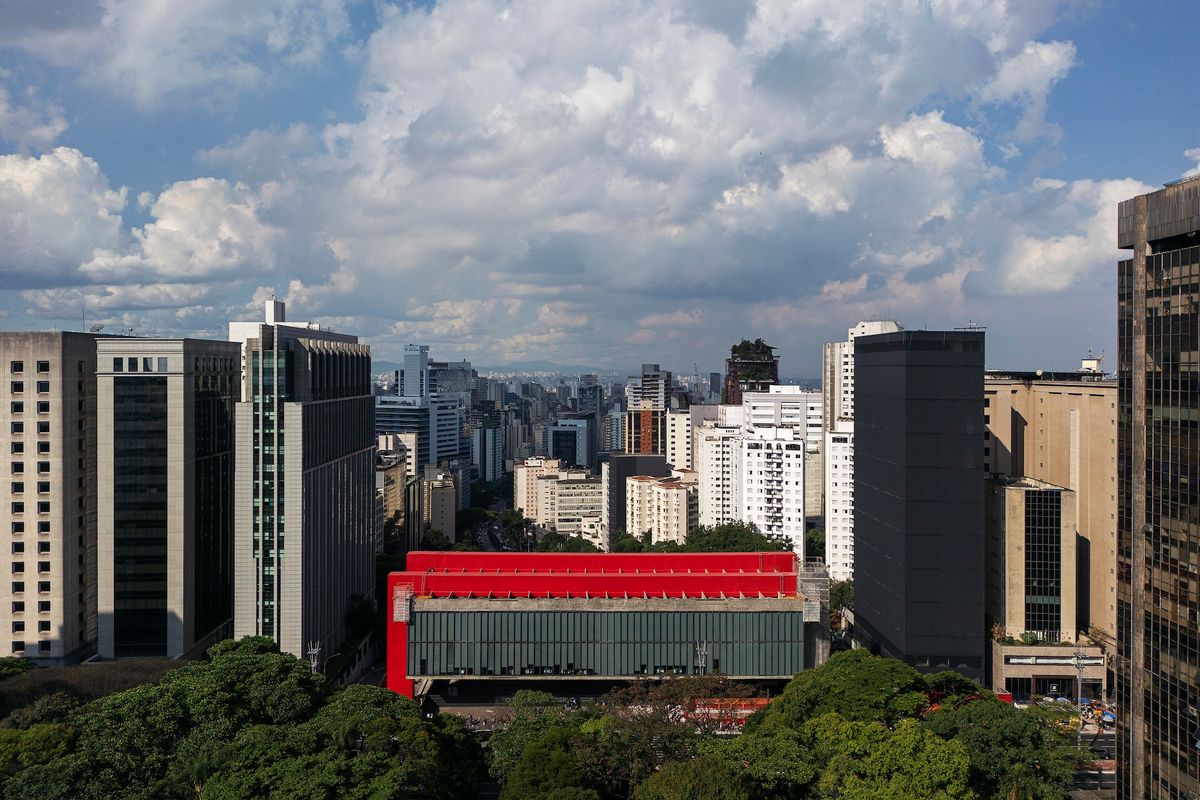 The Museu de Arte de São Paulo with its original Lina Bo Bardi building (red, left) and the new Pietro Maria Bardi building (black tower, right) Photo: Leonardo Finotti, courtesy Masp