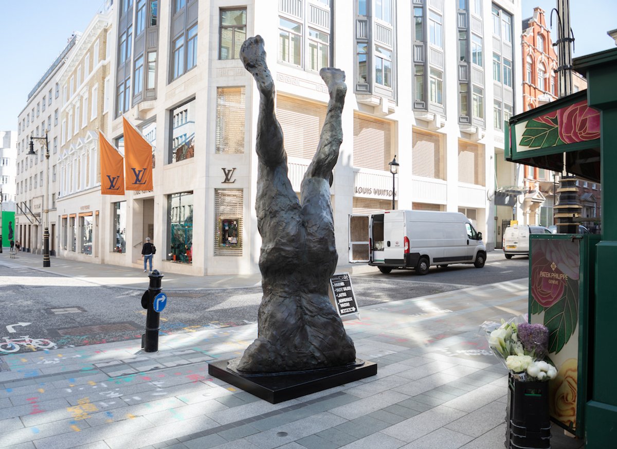 David Breuer's Weil Alien 2, presented by E&R Cyzer Courtesy of Mayfair Art Weekend. © David Owens Photography