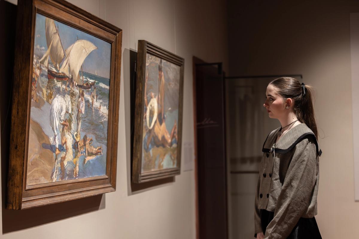 A visitor looks on at paintings by Joaquin Sorolla y Batisda in the newly renovated Main Court Photo: Alfonso Lazano, Hispanic Society Museum & Library