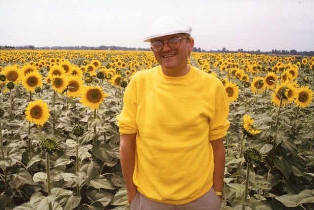 Lucien Clergue, David Hockney in the sunflowers near Arles (1985) Courtesy Atelier Lucien Clergue, via the Fondation Van Gogh Arles