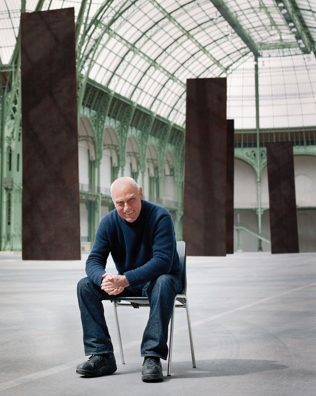 Richard Serra with his sculpture Promenade (2006) at the Grand Palais, Paris in 2008 Artwork © 2024 Richard Serra/Artists Rights Society (ARS); New York; Photo: Kai Jüenemann; Courtesy Gagosian