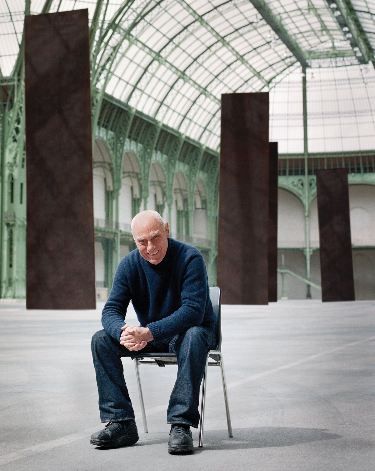 Richard Serra with his sculpture Promenade (2006) at the Grand Palais, Paris in 2008 Artwork © 2024 Richard Serra/Artists Rights Society (ARS); New York; Photo: Kai Jüenemann; Courtesy Gagosian