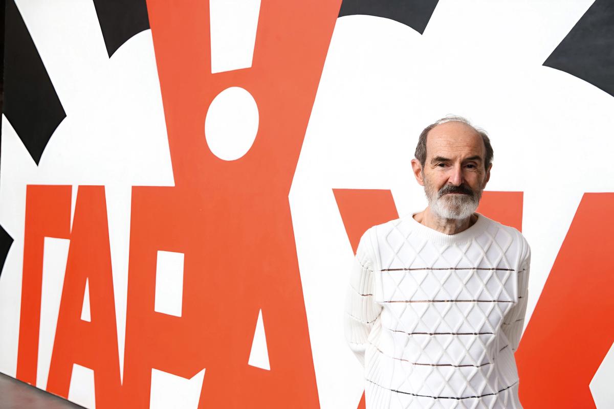 Erik Bulatov pictured in 2016 with a large-scale work he created for the Garage Contemporary Art Museum in Moscow

Photo: © Garagemca/CC-BY-SA-4.0


