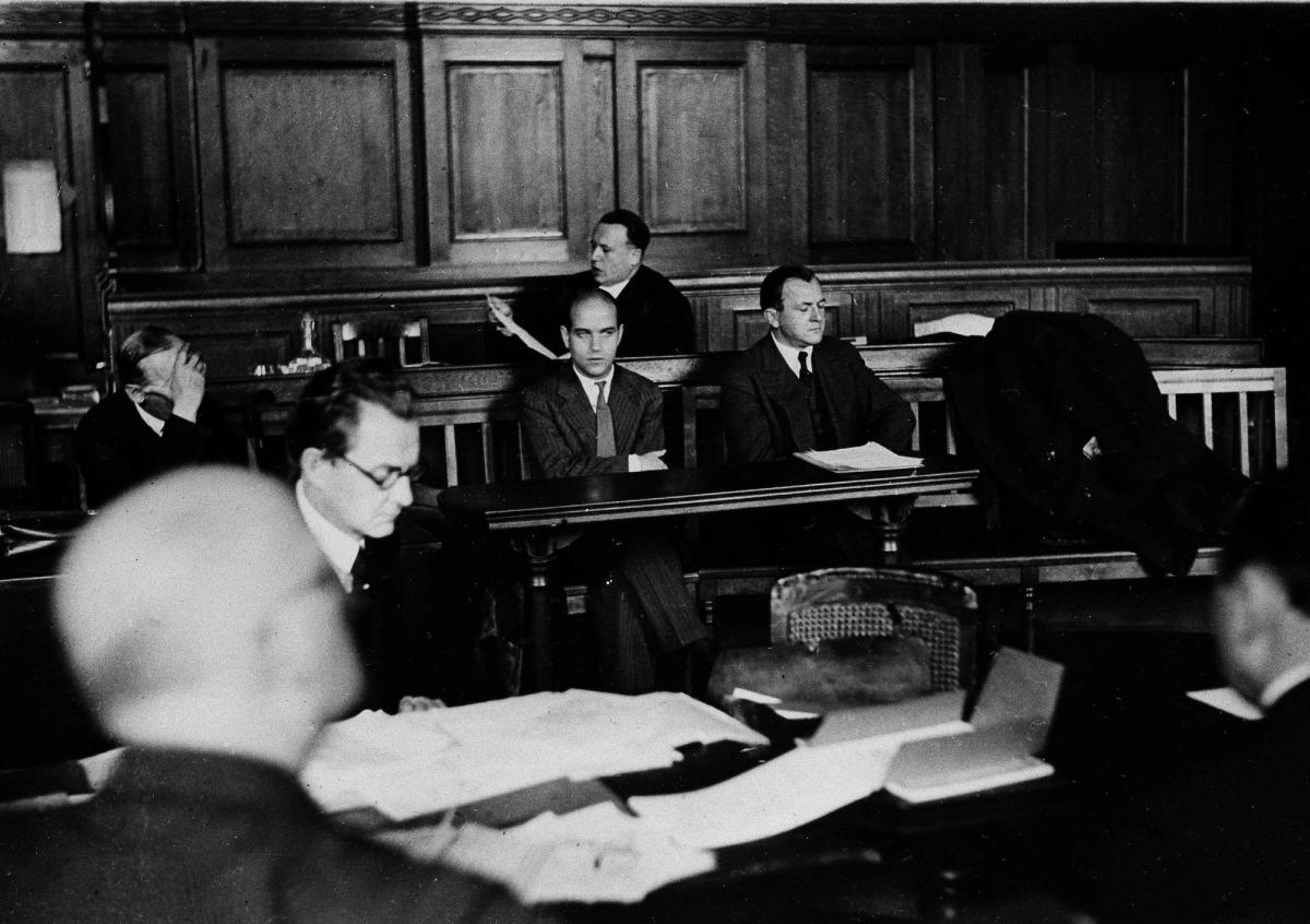 George Grosz (left) in court, charged with "committing sacrilege" on 12 March 1930. To his right is the publisher of his drawings, Wieland Herzfelde © Associated Press / Alamy Stock Photo
