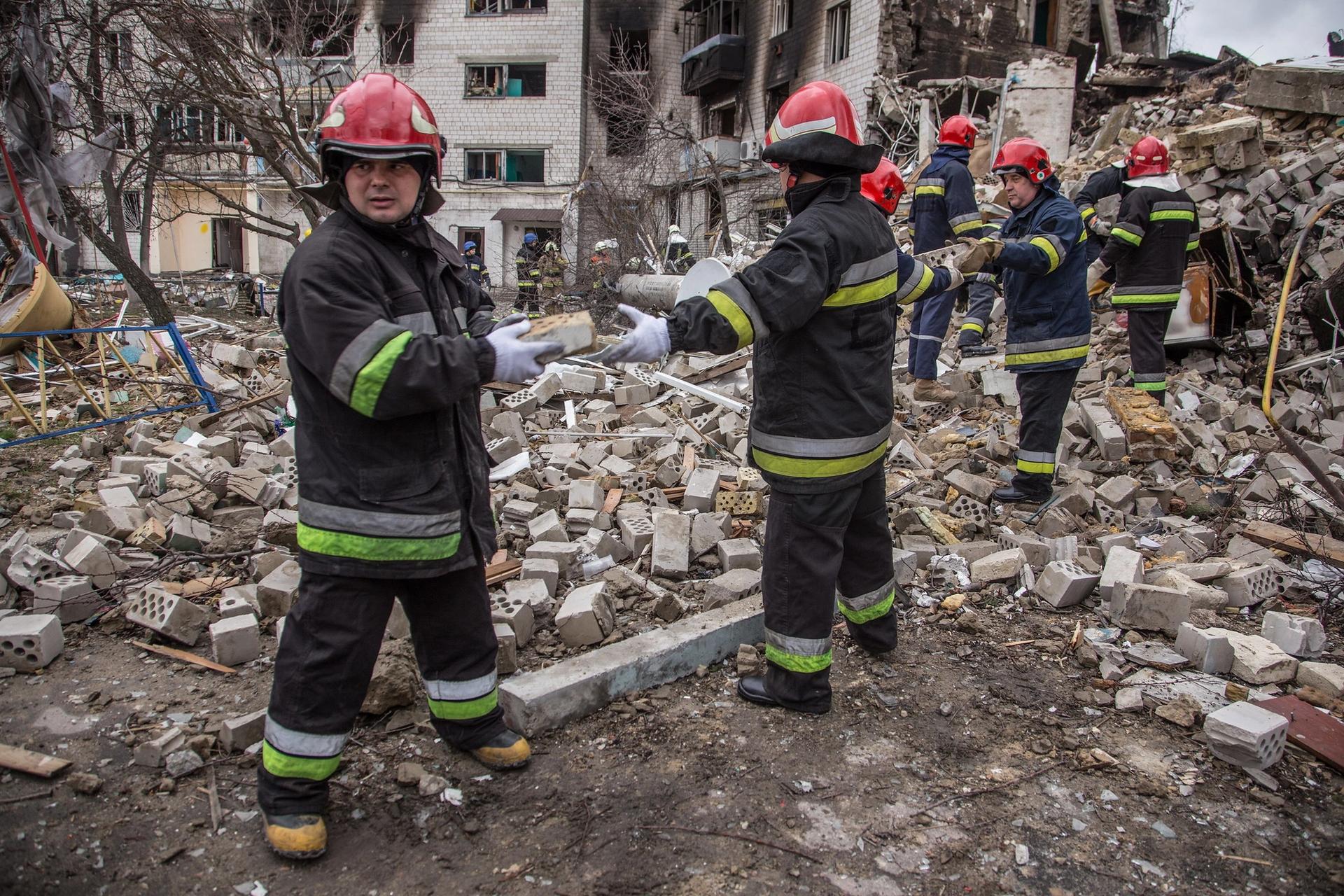 Emergency services moving the rubble in Borodianka, in the Kyiv Oblast province, on 6 April Photo: Oleksandr Ratushniak / UNDP Ukraine