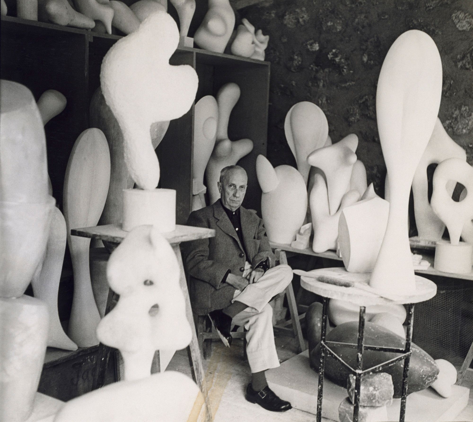 Hans Arp in Clamart, 1957 Photo: André Villiers, ArchivStiftung Arp e. V., Berlin
