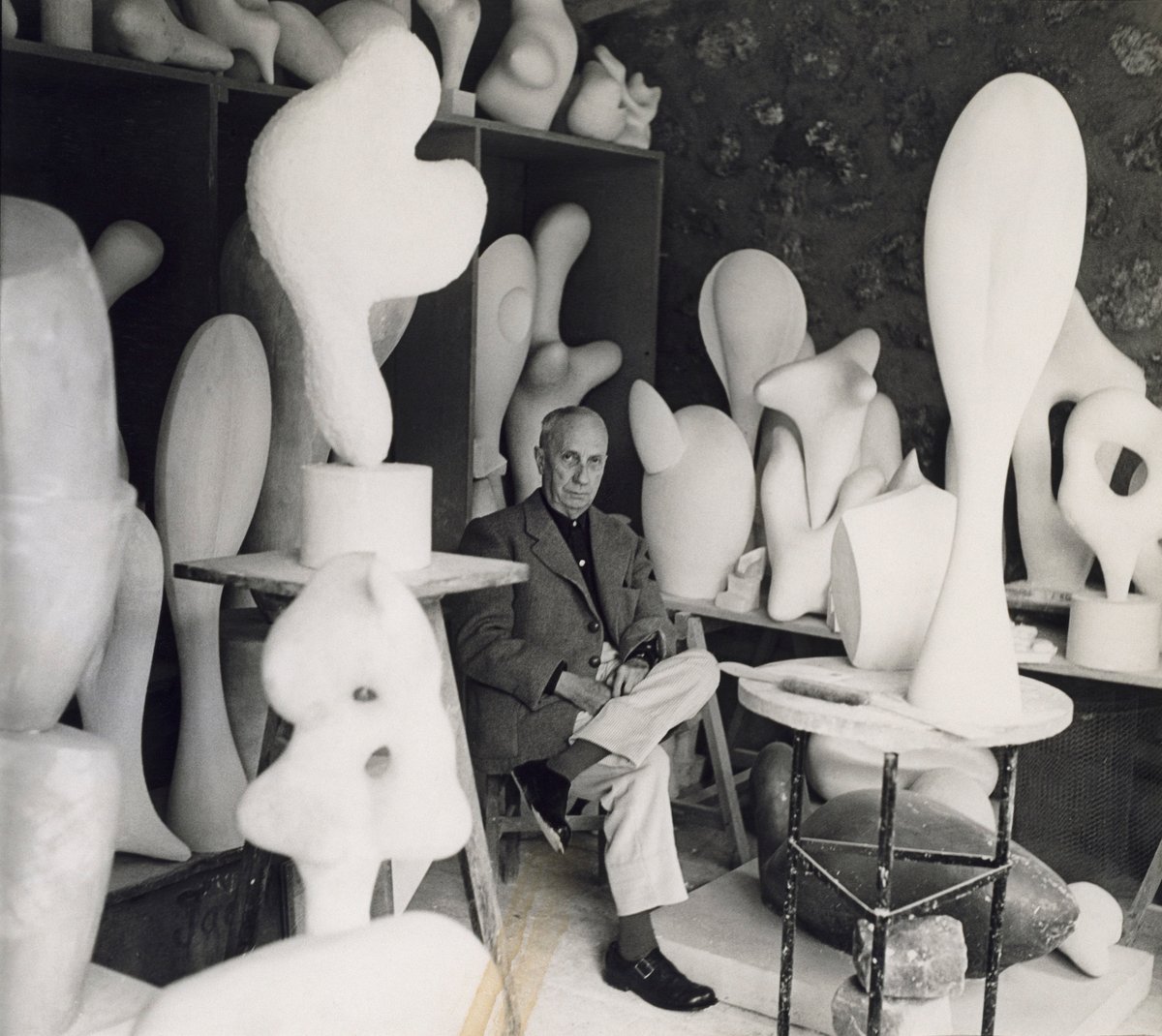 Hans Arp in Clamart, 1957 Photo: André Villiers, ArchivStiftung Arp e. V., Berlin