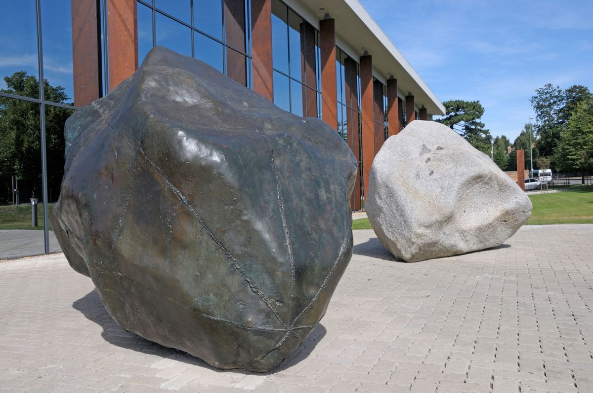 Antony Gormley's Two Stones (1979-81) pictured outside the Kent History and Library Centre in Maidstone, Kent, before its removal Photo: PjrTravel via Alamy


