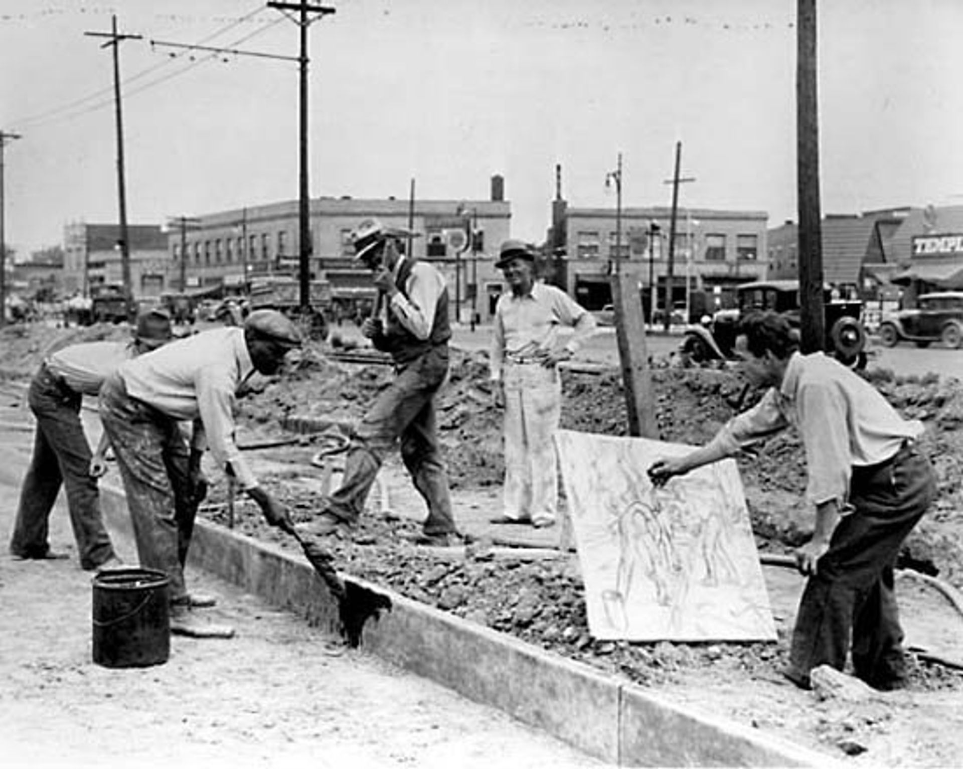 WPA Federal Art Project: Michigan artist Alfred Castagne sketching WPA construction workers, 1939 Photo: National Archives and Records Administration, Washington, DC